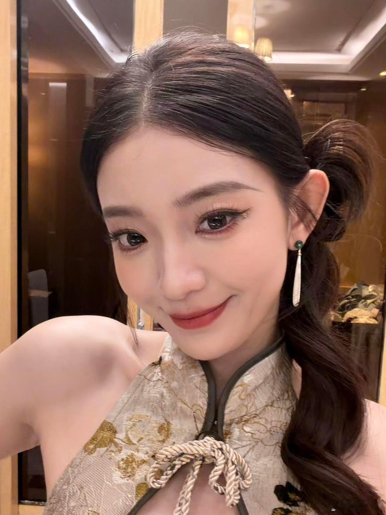 罗予彤的民国新中式就是「名门千金本人」，一颦一笑都带着贵气与韵味，每一帧都美到窒