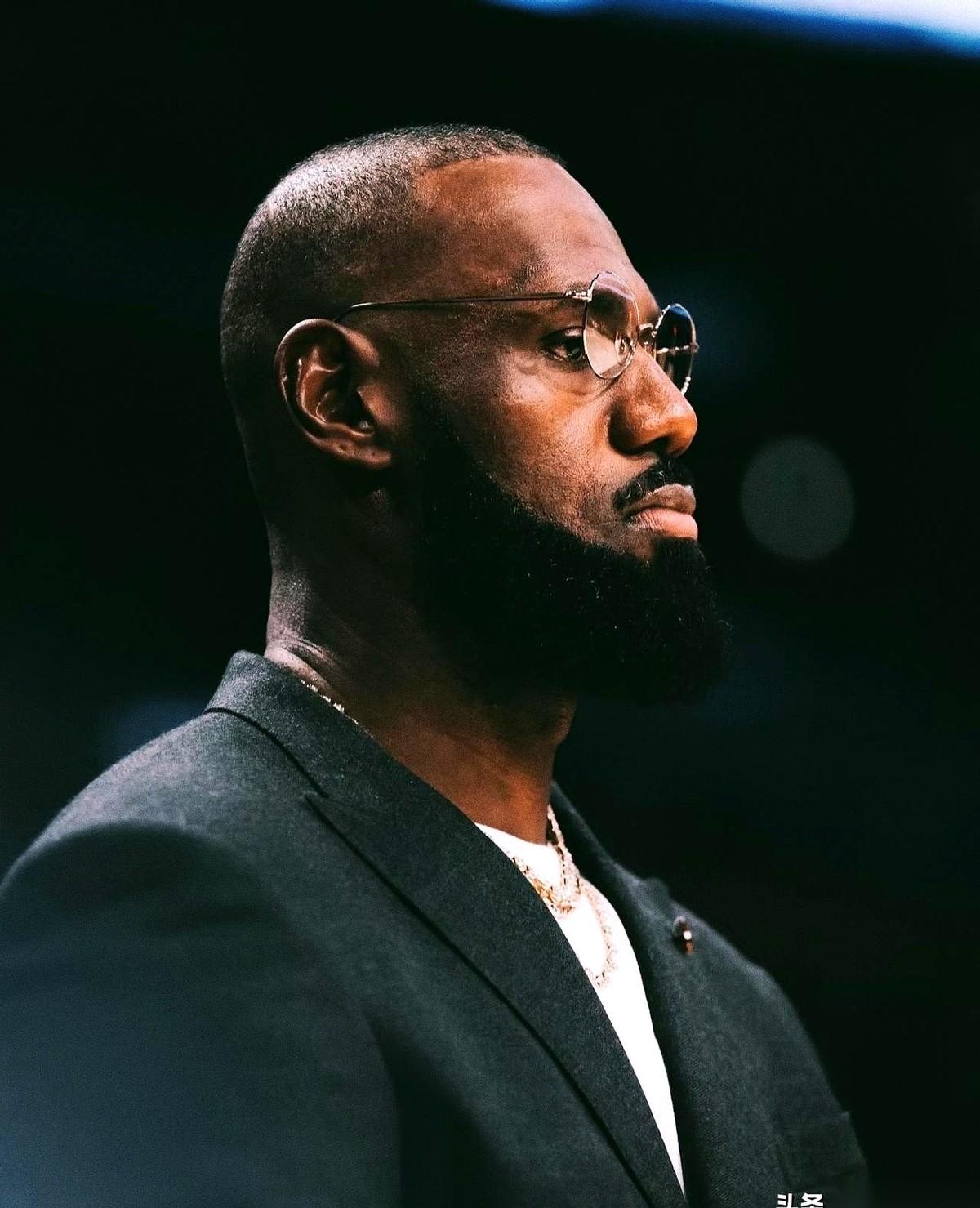 他一个人走，一座城直接蒸发了十个亿美金。
而他那会儿拿的工资呢？两千多万。
算算