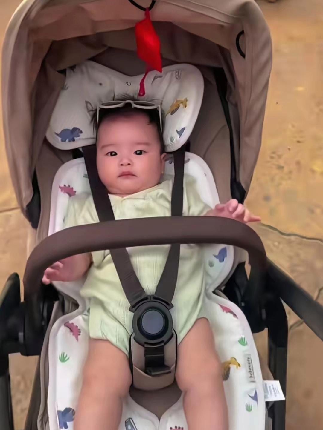 小汪宝出门炸街了，马筱梅说只要孩子一哭，必须得出门😂

小汪宝一脸福相，很“京