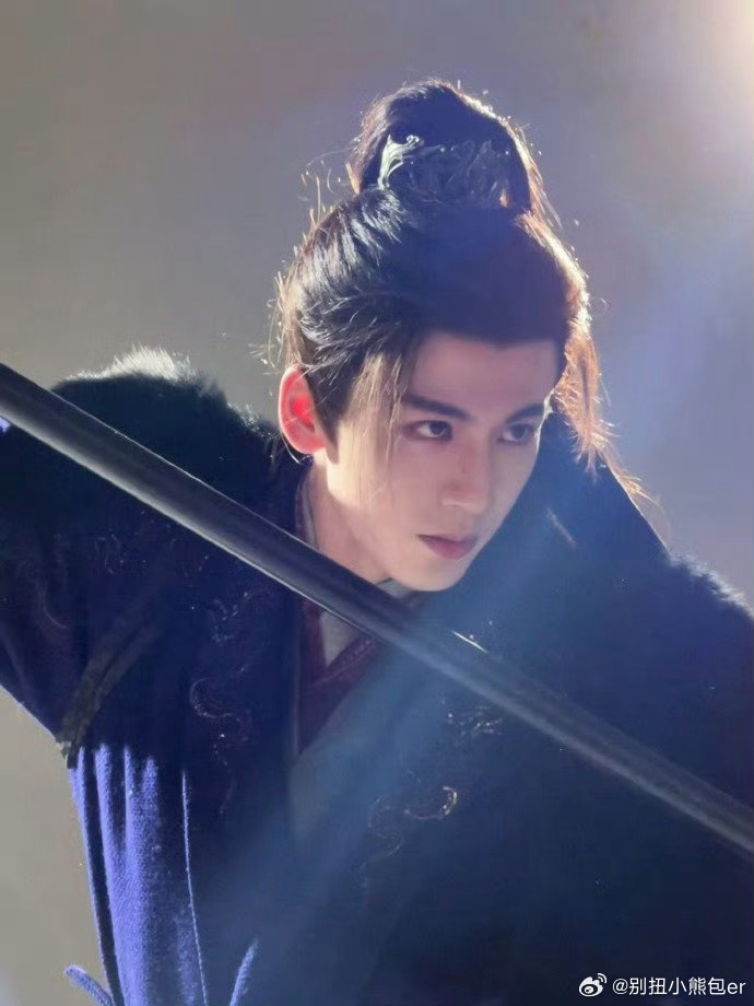 张凌赫眉眼如刃张凌赫衣袂生风 张凌赫眉眼如刃，衣袂翩跹载风骨，古韵气质拉满，每一