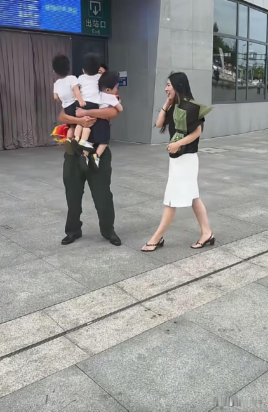 一名退役军人，刚走出火车站出站口，看到3个跑过来的小孩时，瞬间就绷不住破防了。