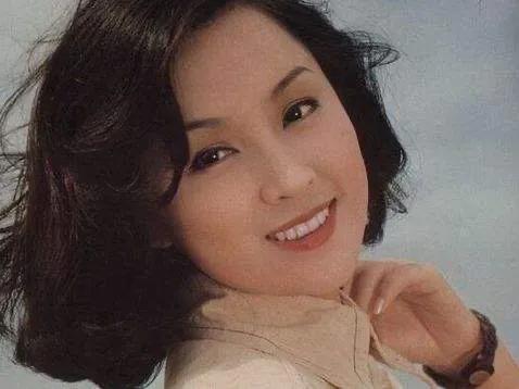 谢贤老爷子的两任妻子都是美女明星，不过第一任甄珍年轻时的颜值比狄波拉高，甄珍五官