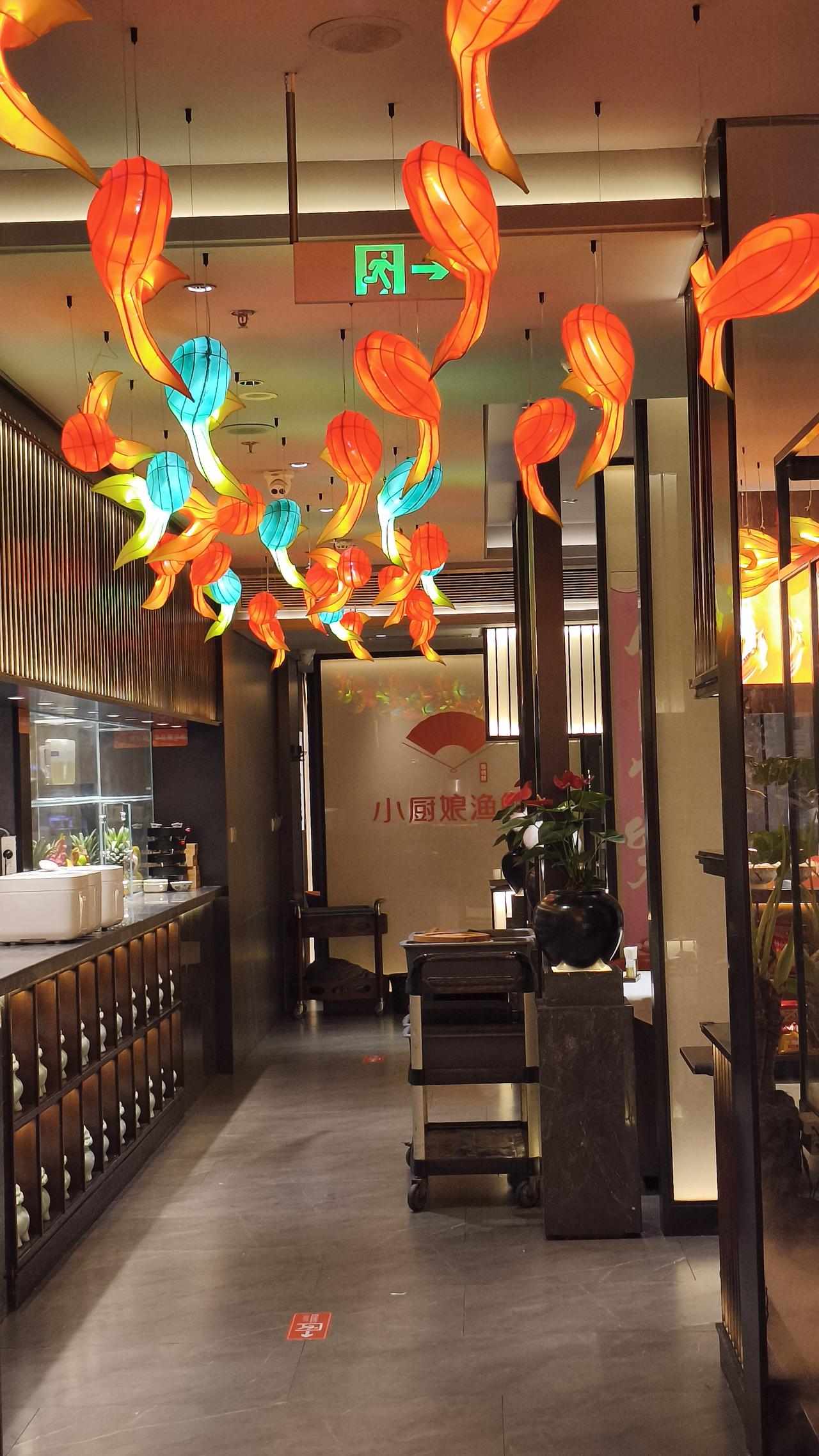 我想去乌镇，坐着乌篷船穿梭在河道间，听着船桨划水的声音，感受那份宁静与惬意。也想