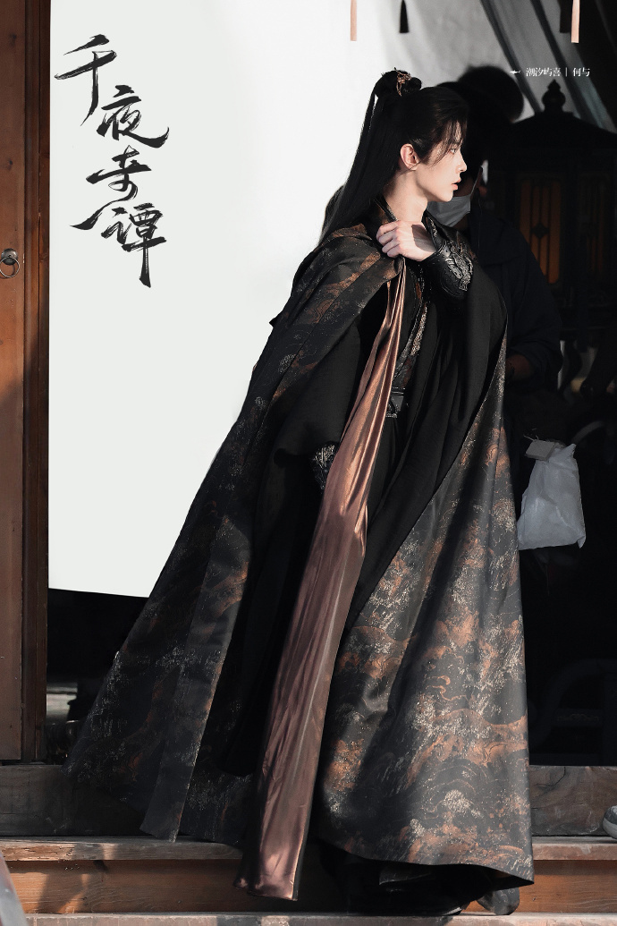 千夜奇谭大事很妙何与千夜奇谭黑衣大氅高马尾  何与千夜奇谭黑衣大氅高马尾，千夜奇