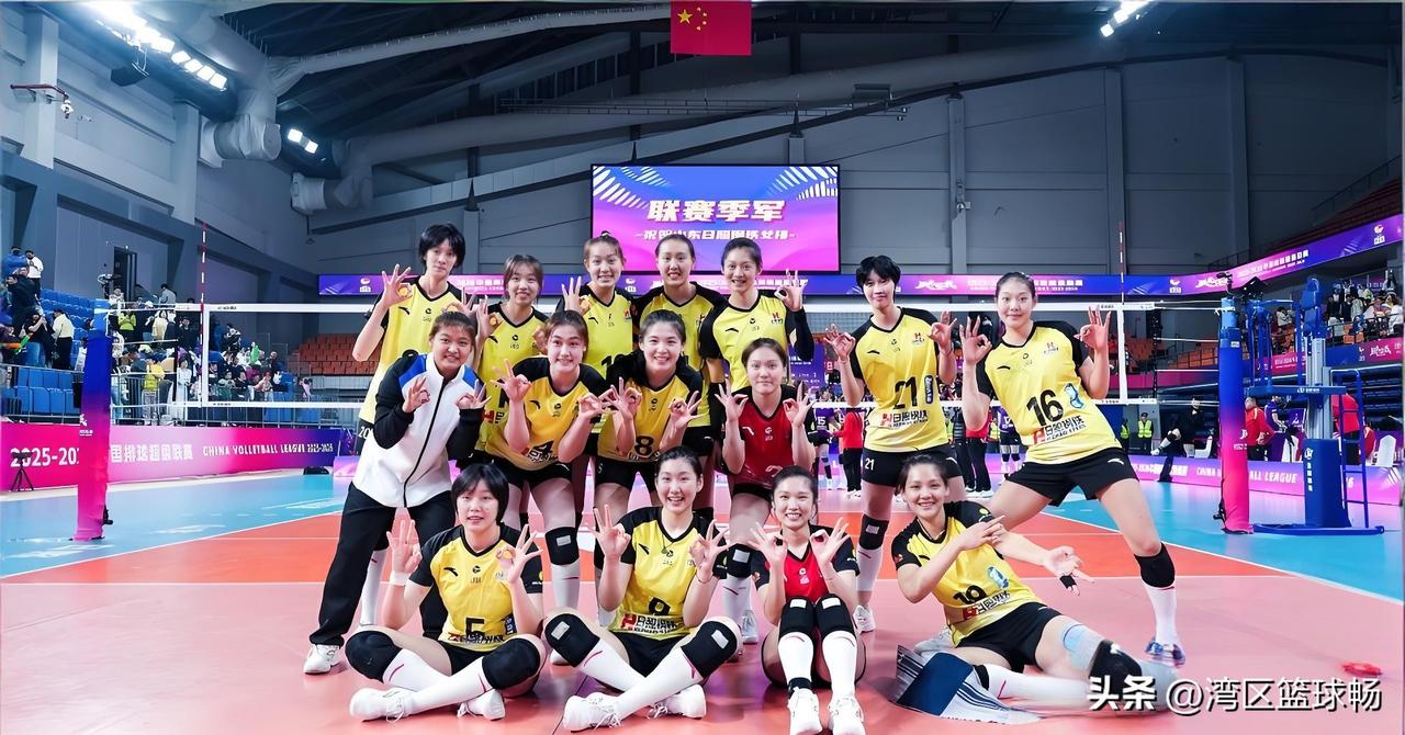 当山东女排本赛季第四次将天津女排斩落马下，一场女排联赛的权力更迭已然上演。从常规