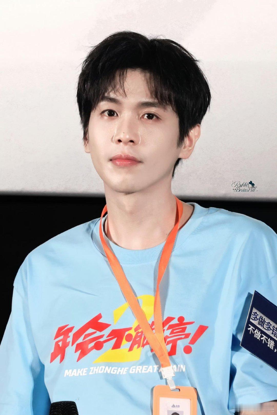 张若昀刘奔踩着音响下班《年会不能停2》高光名场面！张若昀饰演的刘奔踩着音响潇洒下