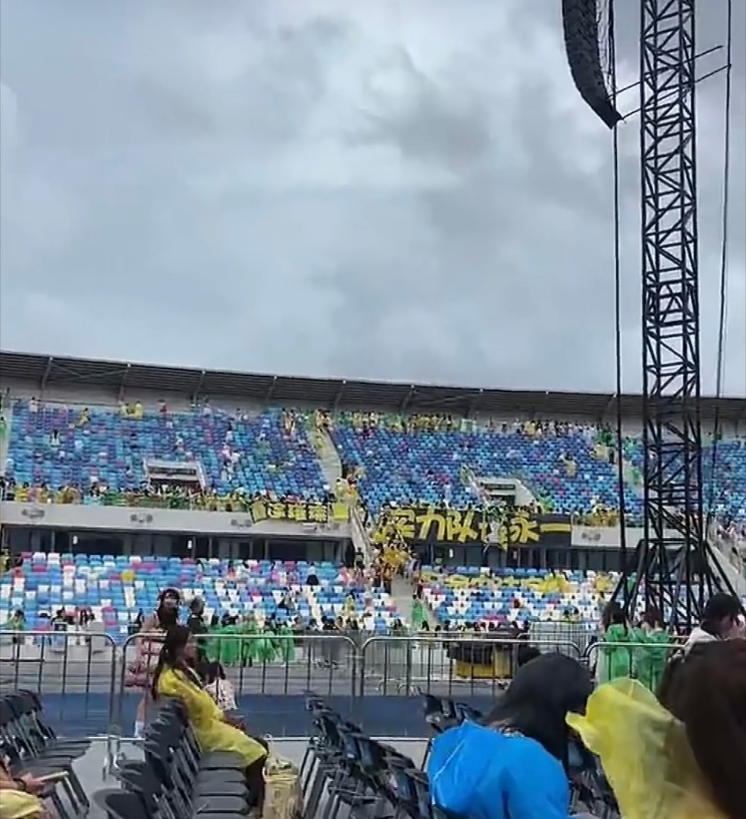 今天top演唱会朱志鑫粉丝拿下左边栏杆！极限换位置极端天气全部拿下！！ ​​​