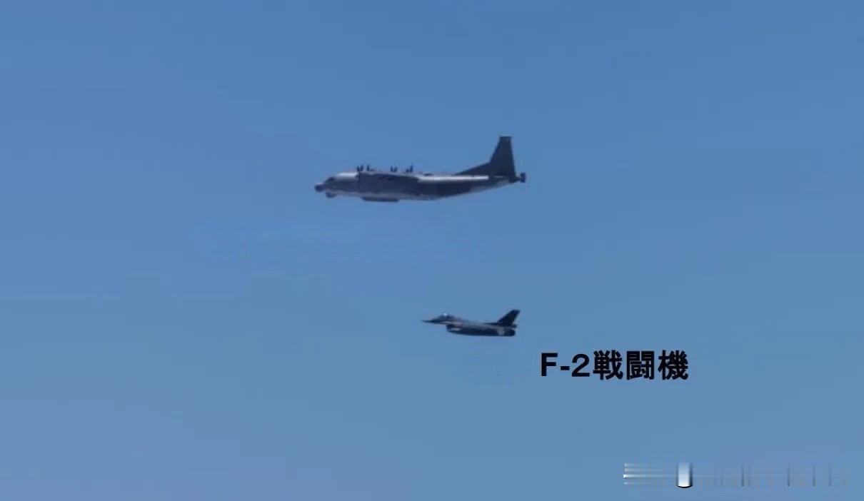 日本战机出糗了！

据报道，日本自卫队空军战机F-2战斗机在紧急起飞监视我空军运