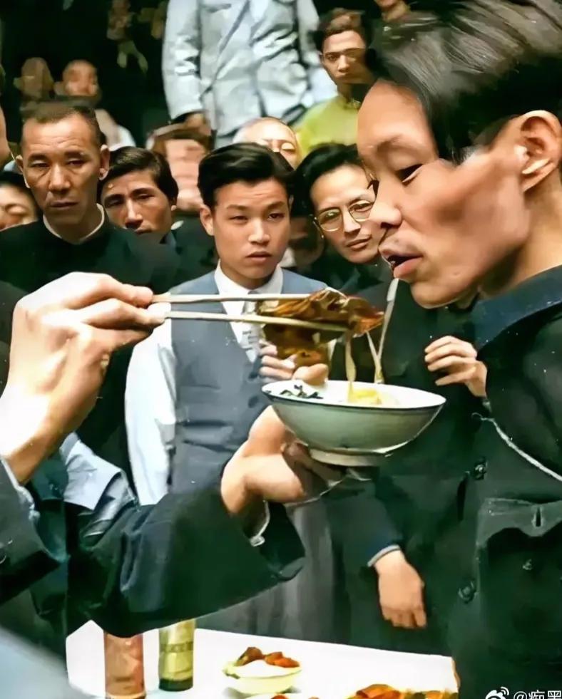 1949年，上海，解放前夕，也是黎明前最黑暗的时候，一名烈士正在吃着“断头饭”，