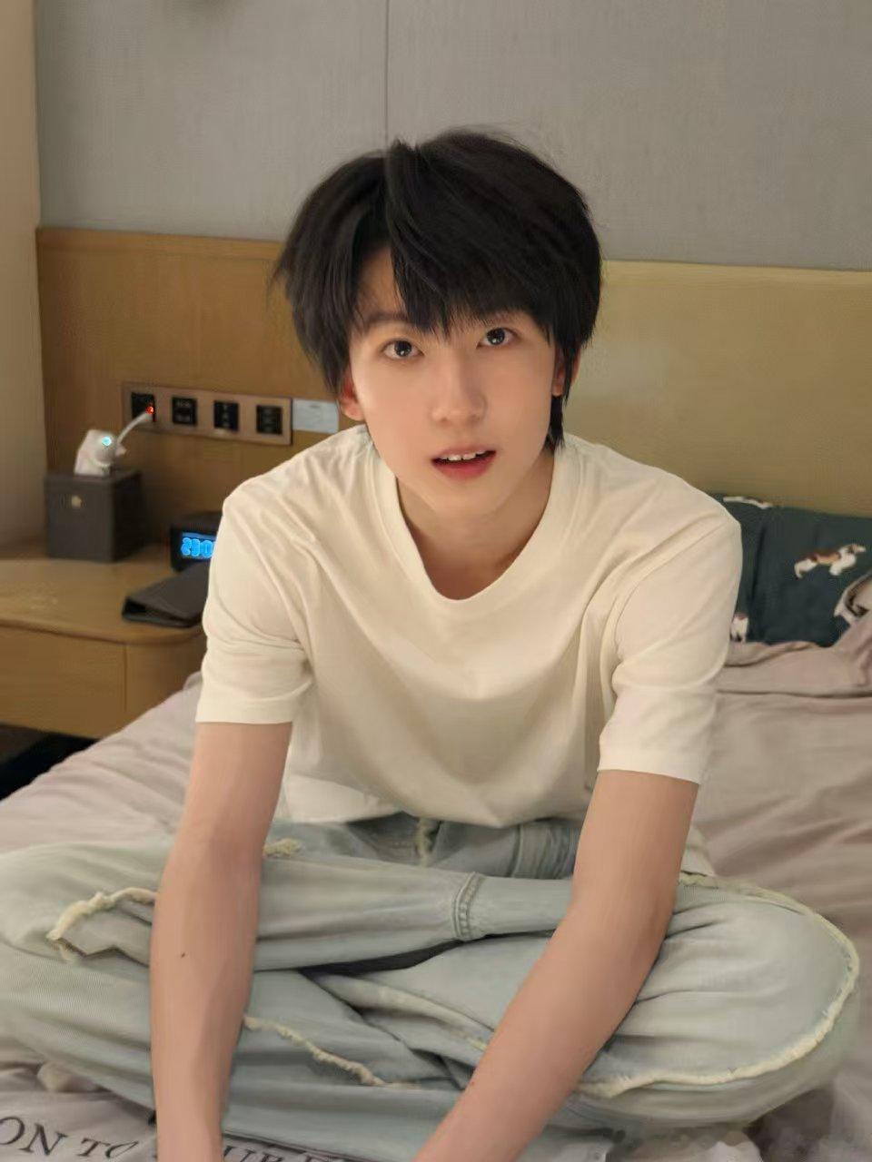 杨博文自拍营业照杨博文白T营业照 小羊来也！ 