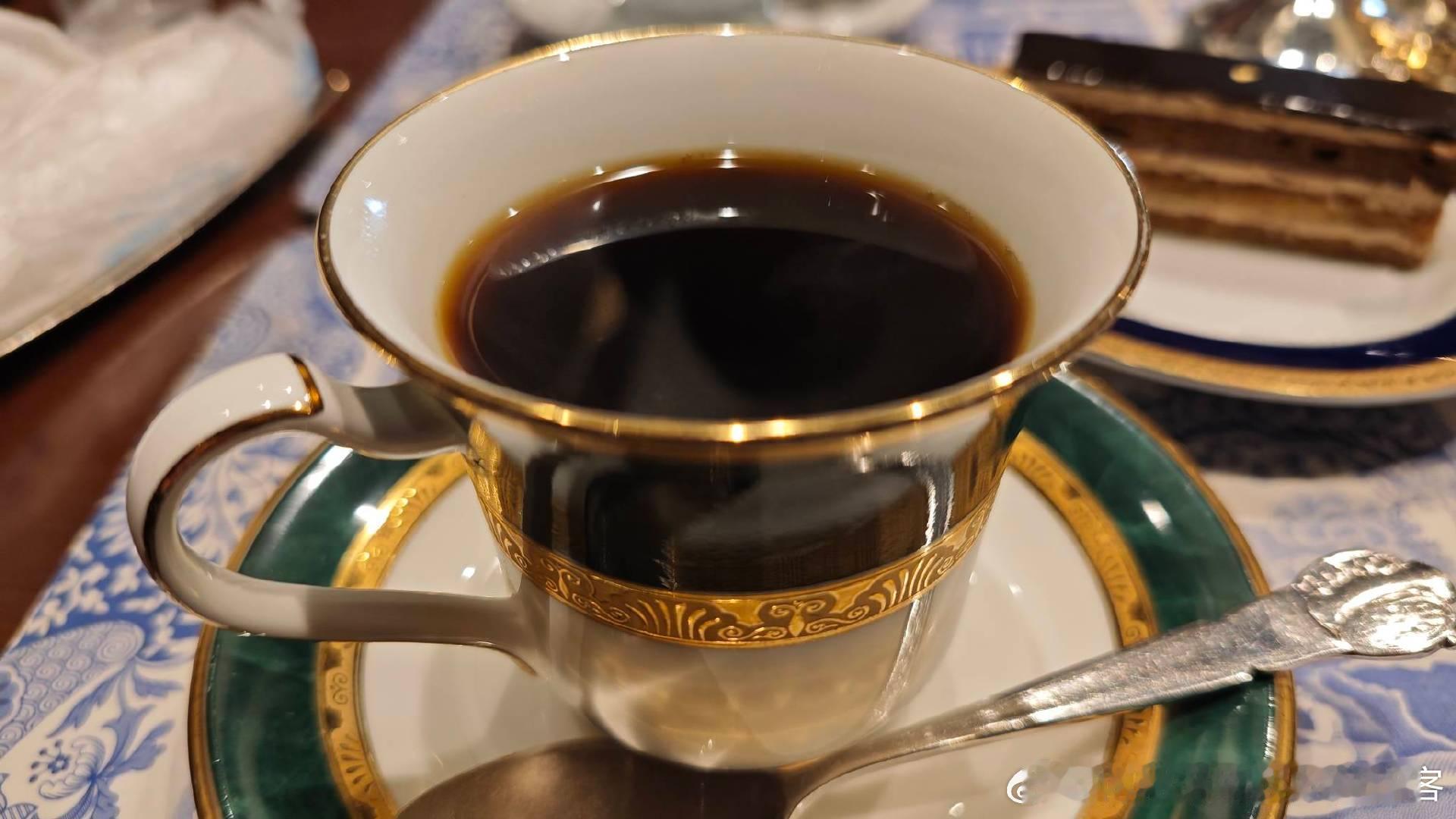 在神户咖啡历史名店点了蓝山咖啡，确实是没有缺陷，苦味酸味都是淡淡隐藏在醇厚咖啡味