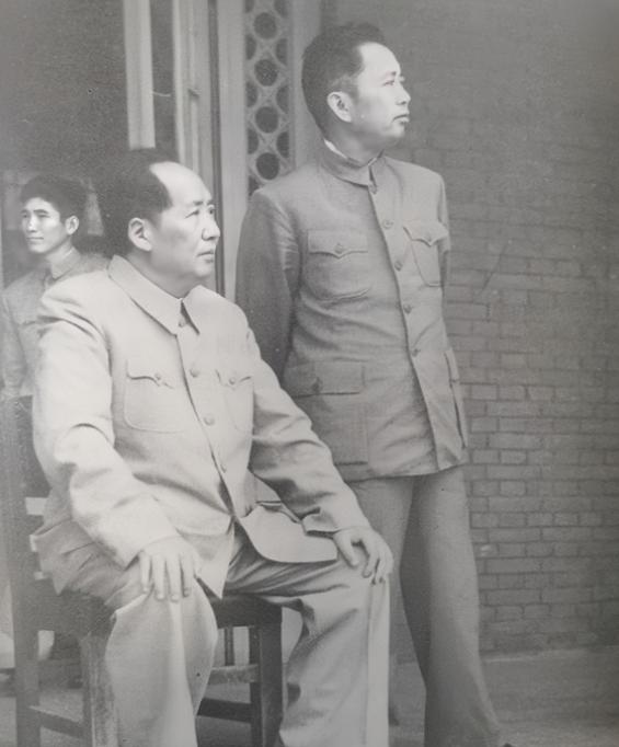 1955年6月，刘亚楼到杭州看望毛主席。毛主席问他到杭州干什么？刘亚楼说准备空军