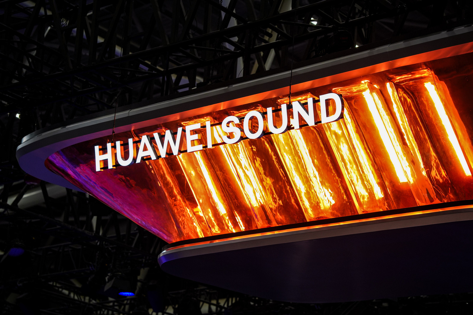 天籁·鸿蒙座舱正式上市，售价12.99万起，以全系标配满血鸿蒙座舱5的硬核配置，