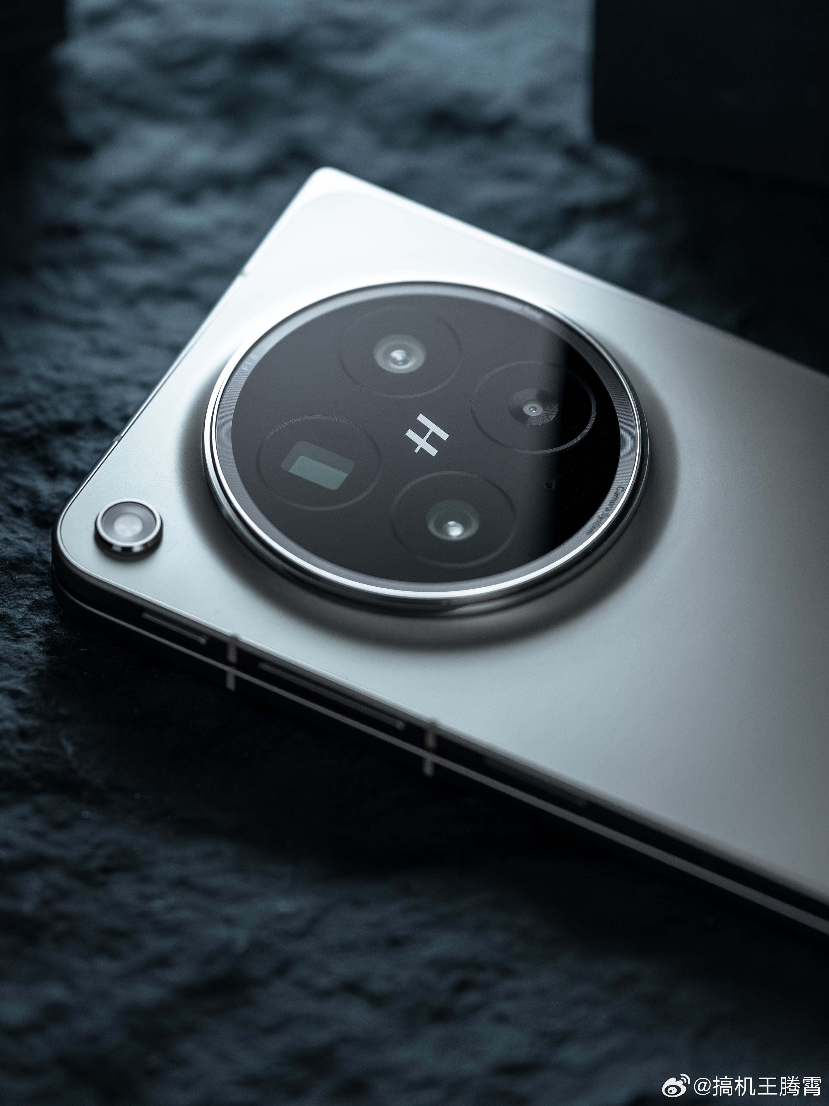 我这台OPPO Find N6是「原钛」配色，同样很好看，至于折痕你们就看吧，几