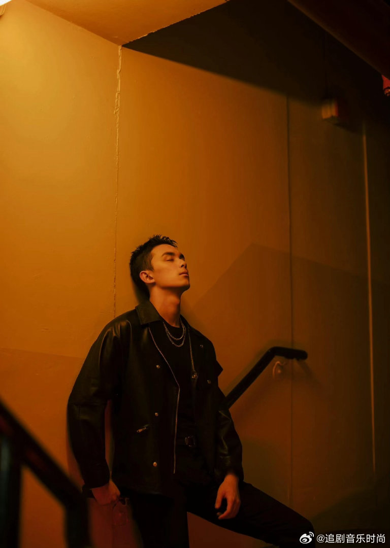 吴磊的双喉结 有人说吴磊的少年感和男人味能共存，我第一个提名双喉结背锅。上面是清