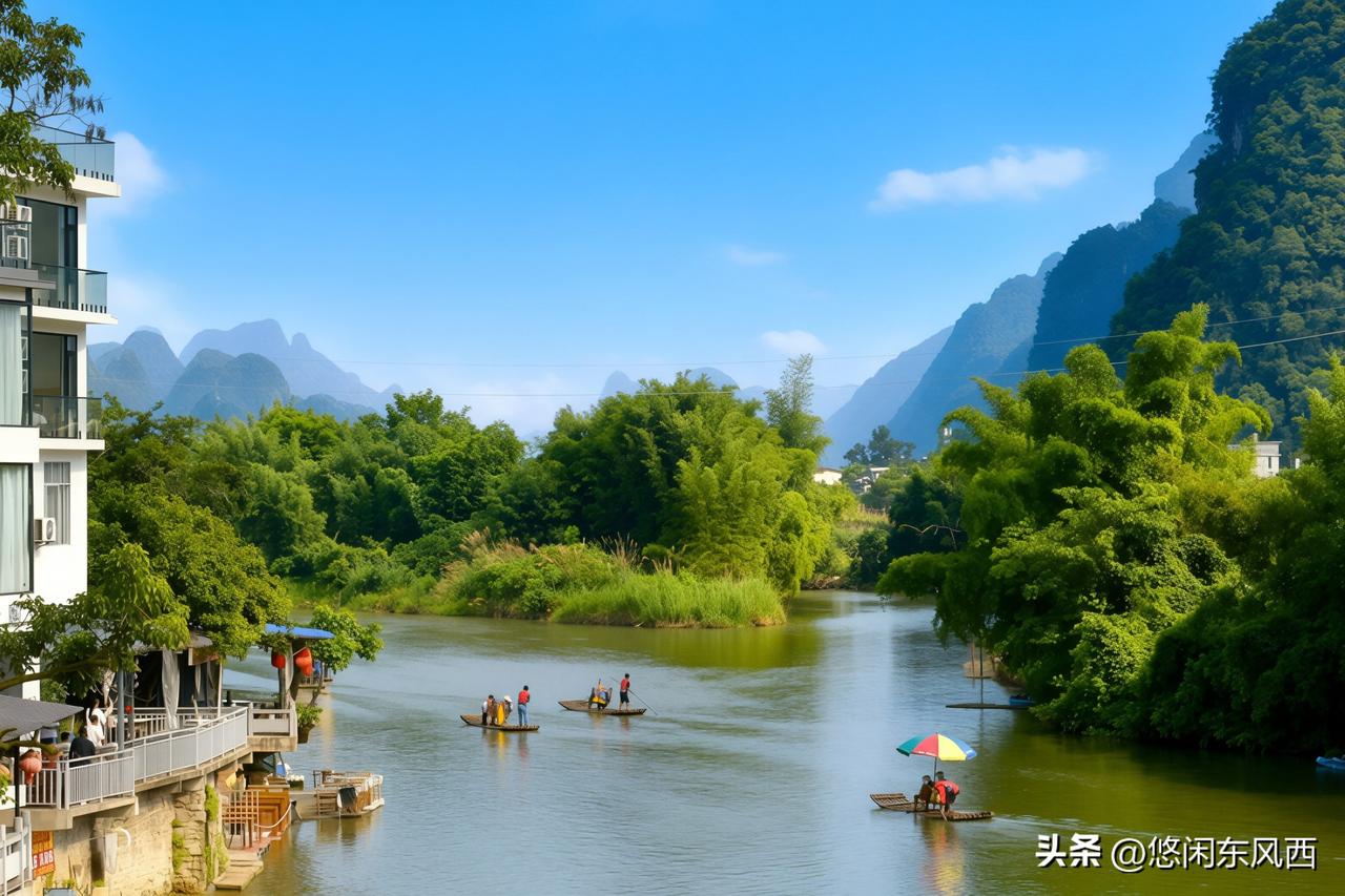晴日里的遇龙河，是一幅流动的山水长卷；水坝泻玉溅起银花，垂柳依依拂过清波，远处峰
