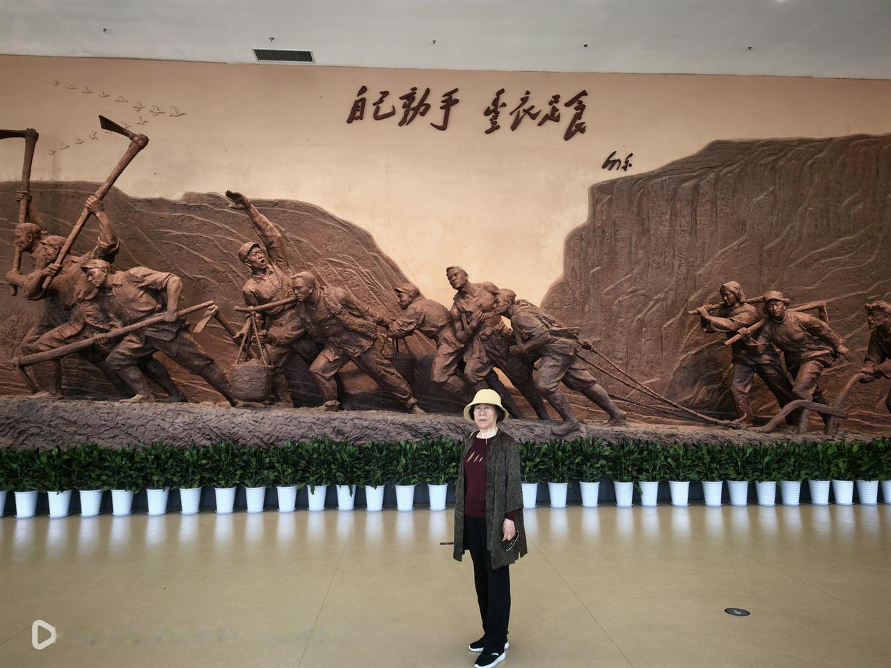 陕西延安南泥湾夜景南泥湾大生产运动纪念馆内展示画面