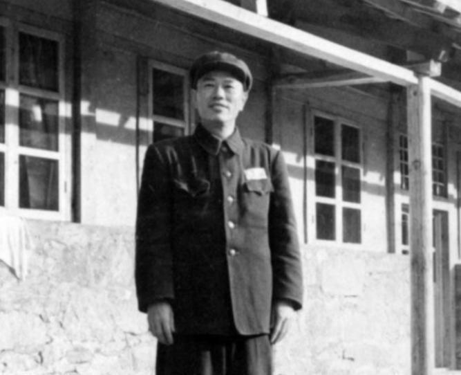 1968年毛泽东在主席台讲话期间，突然停下脚步，关切地询问邓华同志是否已经到场？