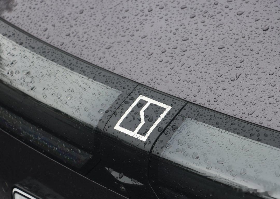 台风季来临，极氪被改装成移动预警站。车顶加装气象监测设备，外放电支持应急设备运转