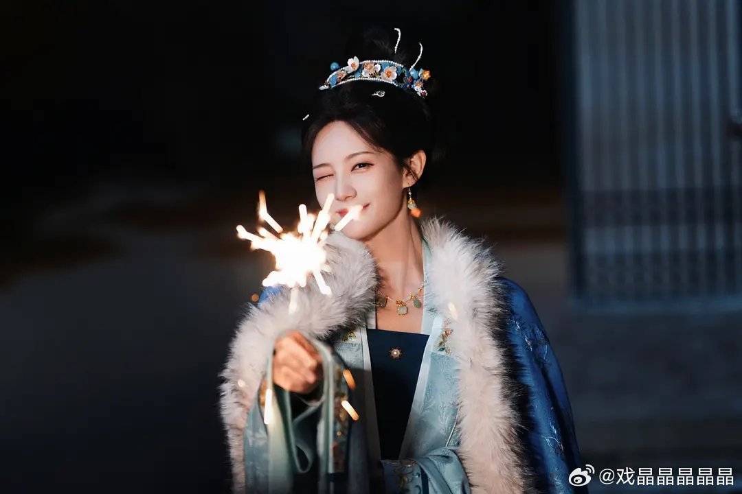 金枝今天元宵节的物料是李一桐饰演的陈雀儿，感觉第一张状态还在戏中呢！