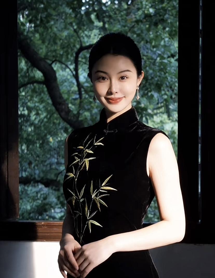 什么是女人的极致魅力自带气质，加上这身黑色刺绣旗袍，美到了一种极致.高级、典雅、