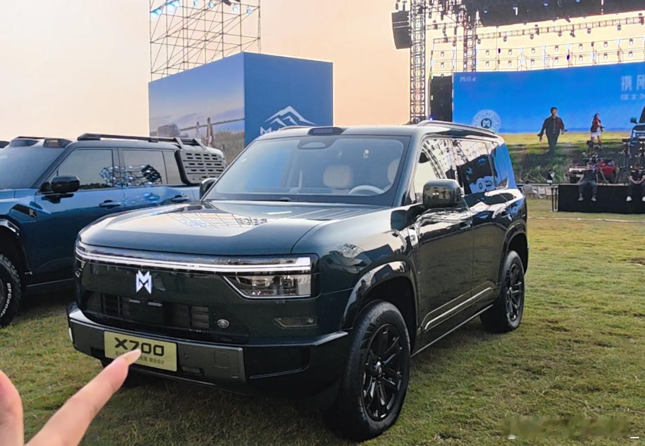 猛士向家庭用户提供的一款方盒子——X700，20.98 万元-26.98万元。豪