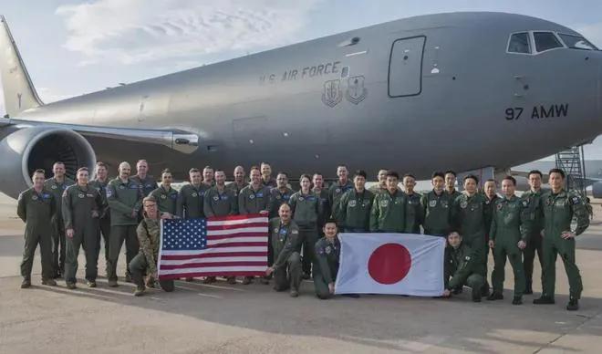 日本见到美国主子还是挺懂事的，国旗自动放低，这个姿态很有奴才的样子，这自觉性感觉
