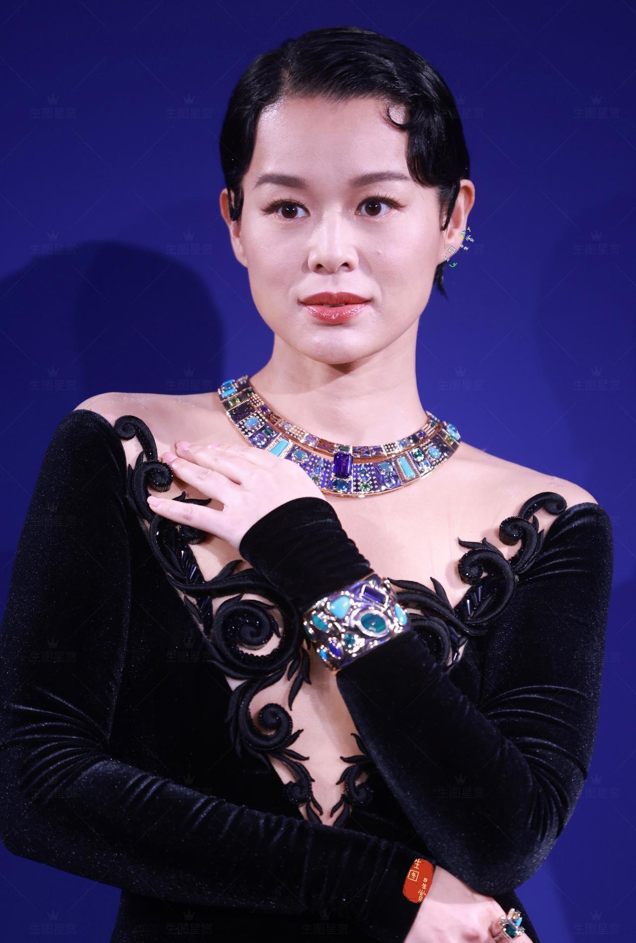 胡杏儿复古油头造型，身材尽显曲线美
上海伯爵机位二生图 ​​​