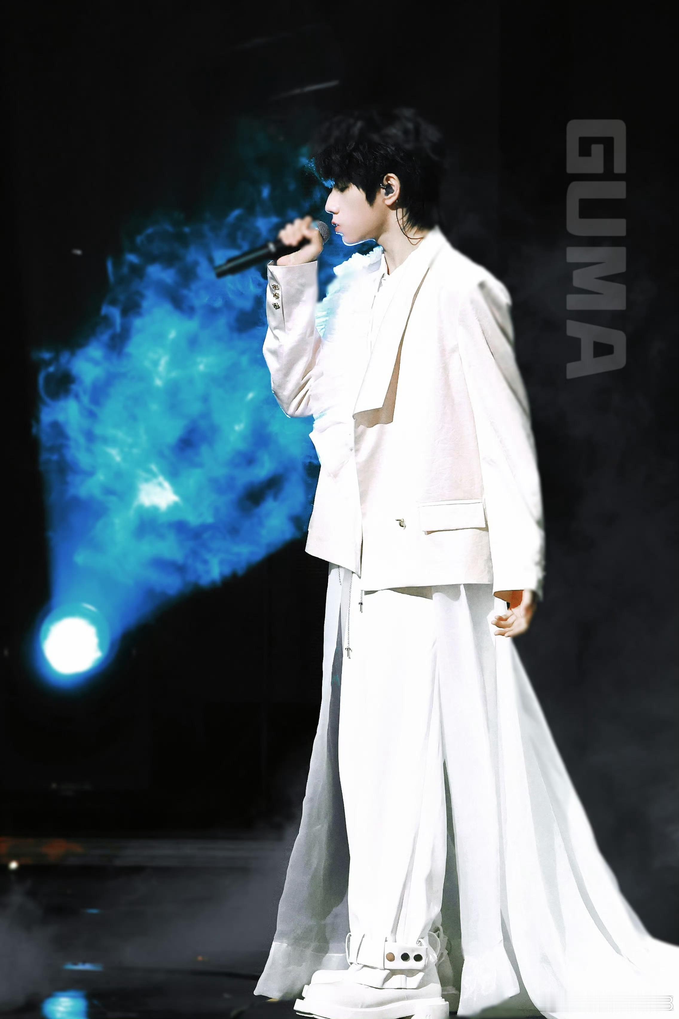 🐳🐳  “你是我跨越山河万里，携带着芳香也要碰面的光” 