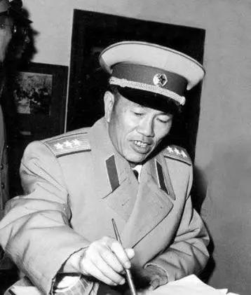 邓华将军：沙场谋略有良方，抗美援朝扬国威
 
邓华是开国上将里少有的文武双全、谋