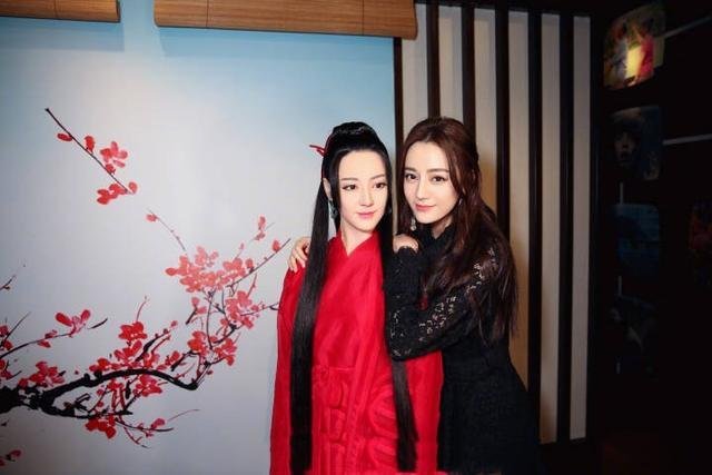 迪丽热巴和自己蜡像合影，还原度百分之百，网友傻傻分不清！ ​​​