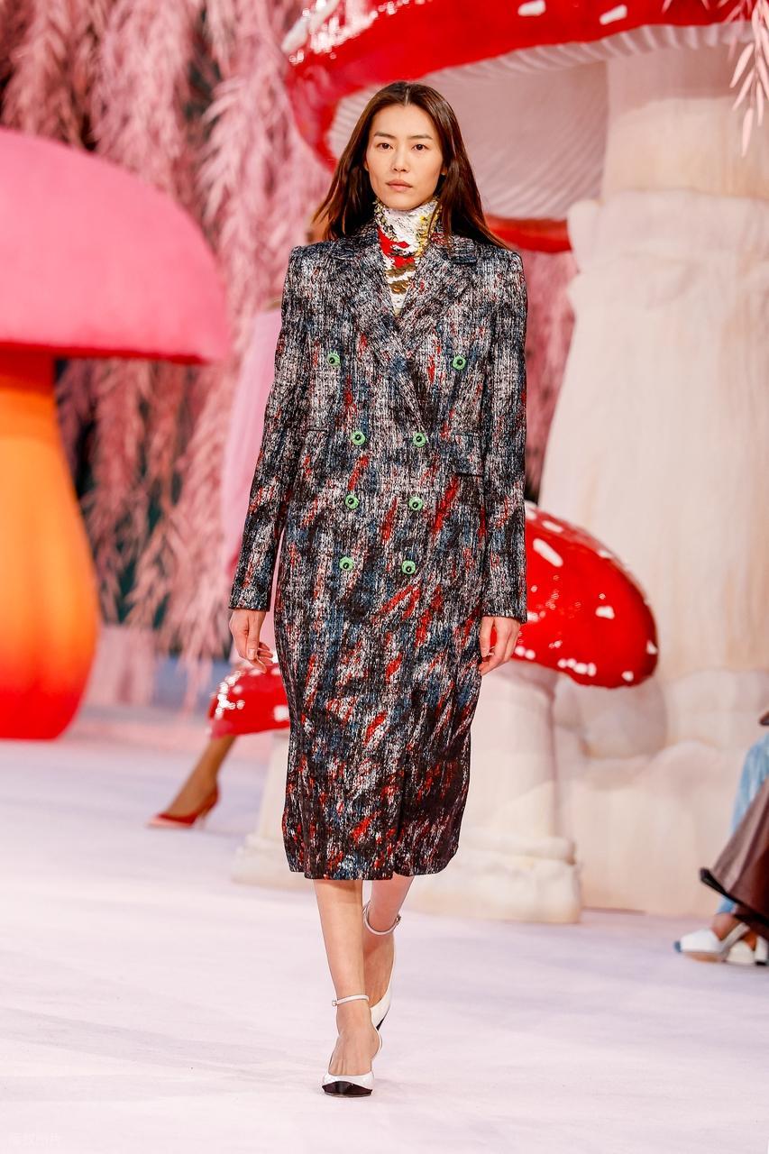 最近刘雯在走秀的时候搭配的很有魅力，看上去格外的靓丽，气质也不错。

刘雯里面穿