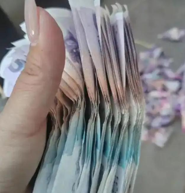 “天降惊喜藏大坑！”山东潍坊郑女士，早上出门扔垃圾，在垃圾桶里捡到一袋疑似人民币