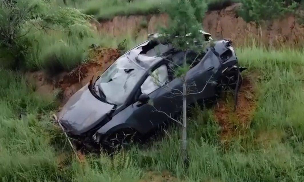 测试汽车安全有多疯狂 80km/h的速度冲下100米的悬崖，这很硬核！毕竟领克嘛