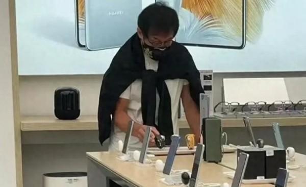 好家伙，成龙也在跟大家抢华为Mate60系列手机！这排面就问还有谁？而且成龙大哥