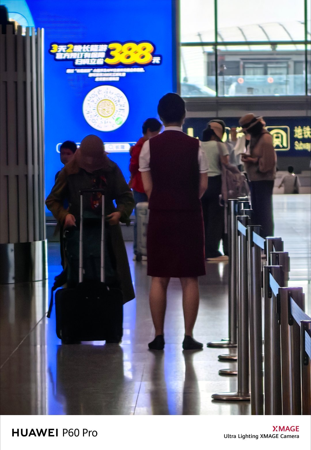 早晨到机场，从国际办票的地方过，看到一个独身一人、年龄应该80岁往上的老人，拿了