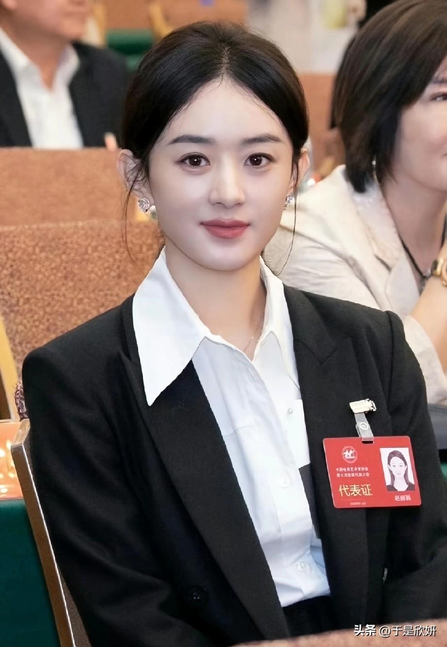 🔥从农村丫头到代表证！赵丽颖的“逆袭”，才是内娱最该吹的底气
 
这张照片刷屏