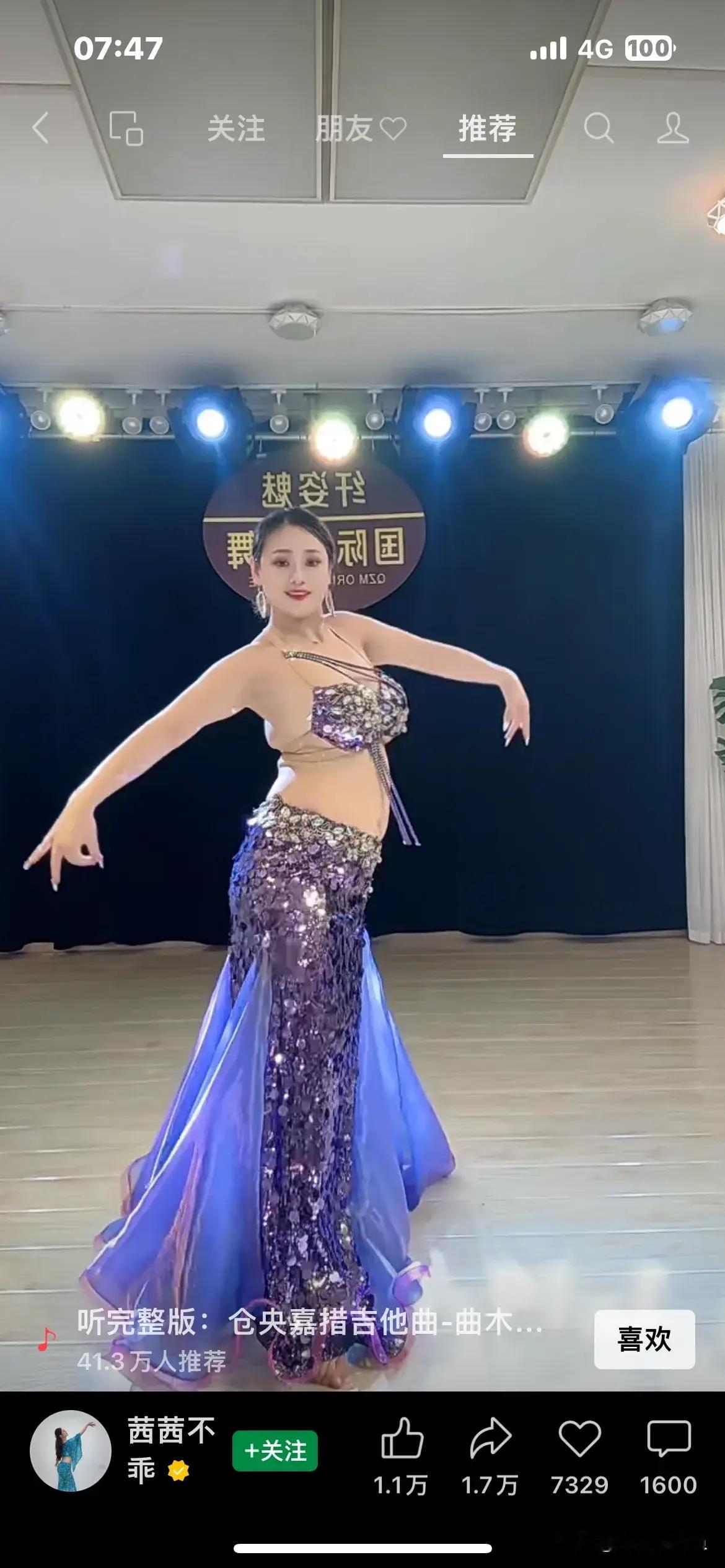 一直不明白，那些跳肚皮舞的女子，她们天天都在扭腰、抖肚皮，她们的腰不是应该很细吗