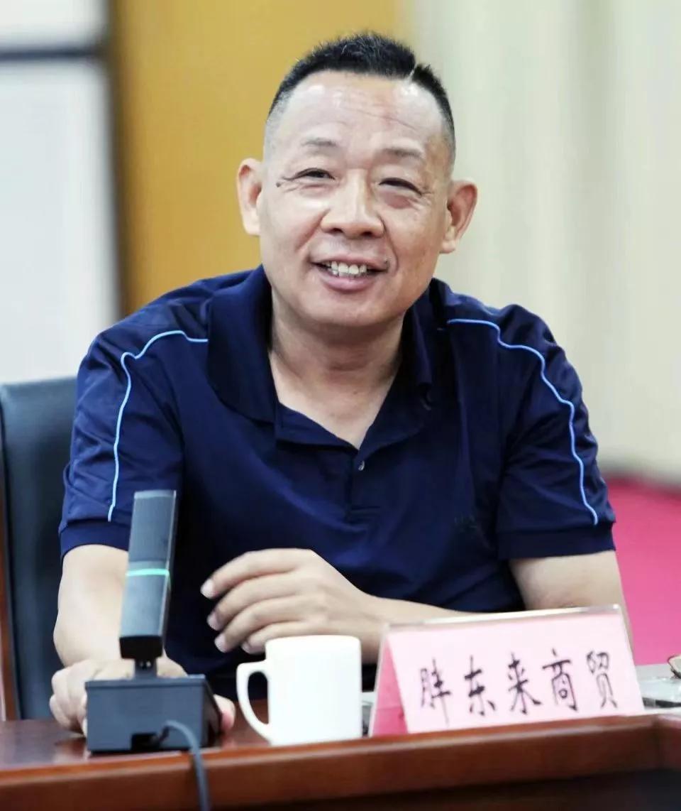 有没有发现一个问题？
胖东来真的是越黑越红，
不管是柴怼怼，还是胖都来，

柴怼