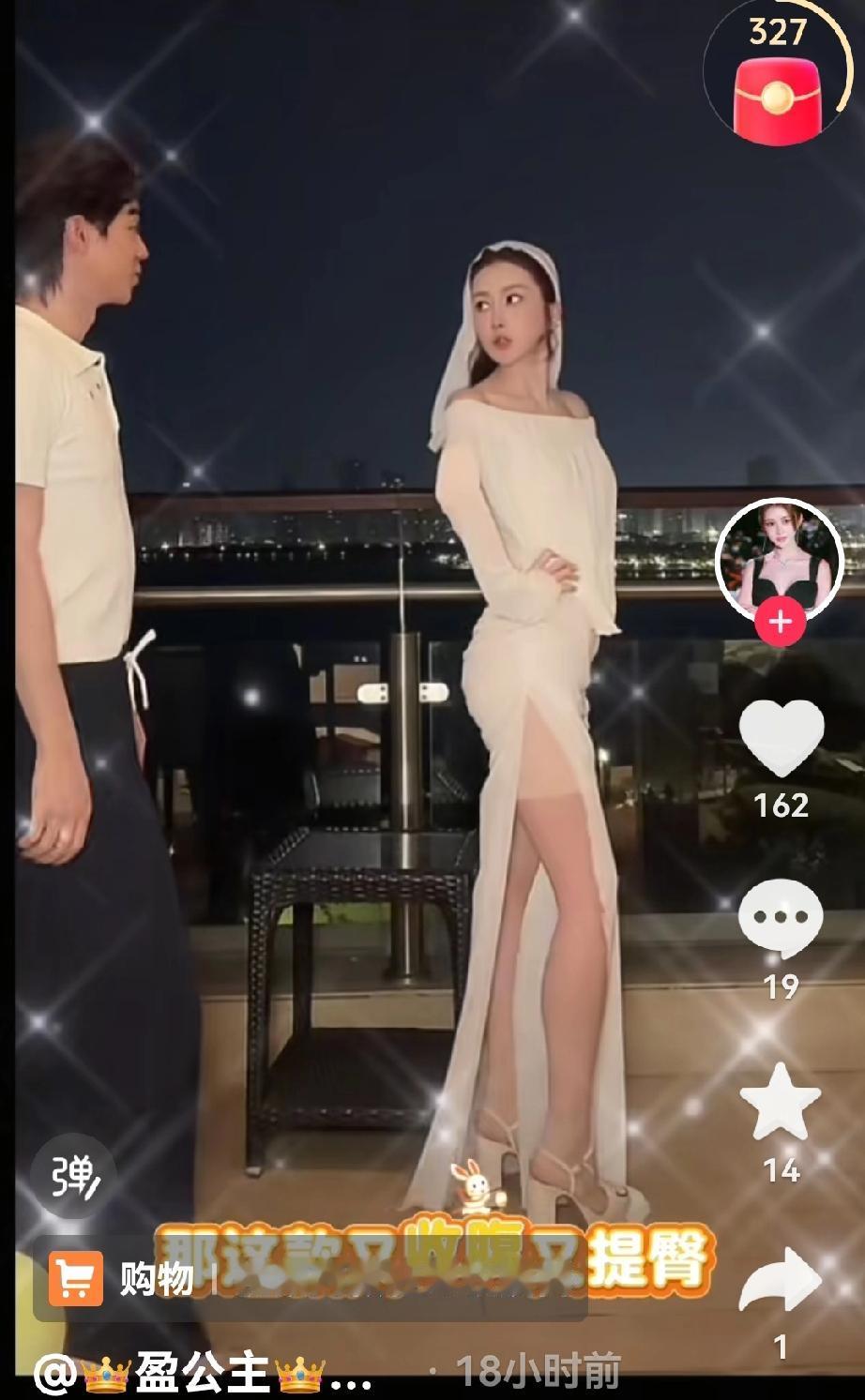 盈公主和纳迪尔在一起，又变成小女生的模样，总是穿各种粉色的裙子，脸上的笑容越来越