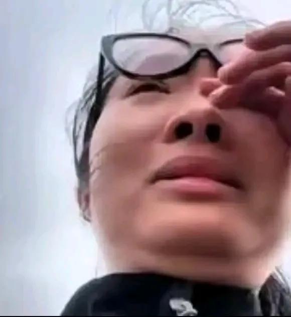 湖北襄阳最近发生了一件让人气愤的事！一对95后小夫妻好心帮农户抢收小麦，结果地割