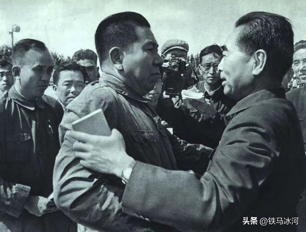 🍁1967年4月，印尼当局无理驱逐我国使馆工作人员。临时代办姚登山一行人率先回