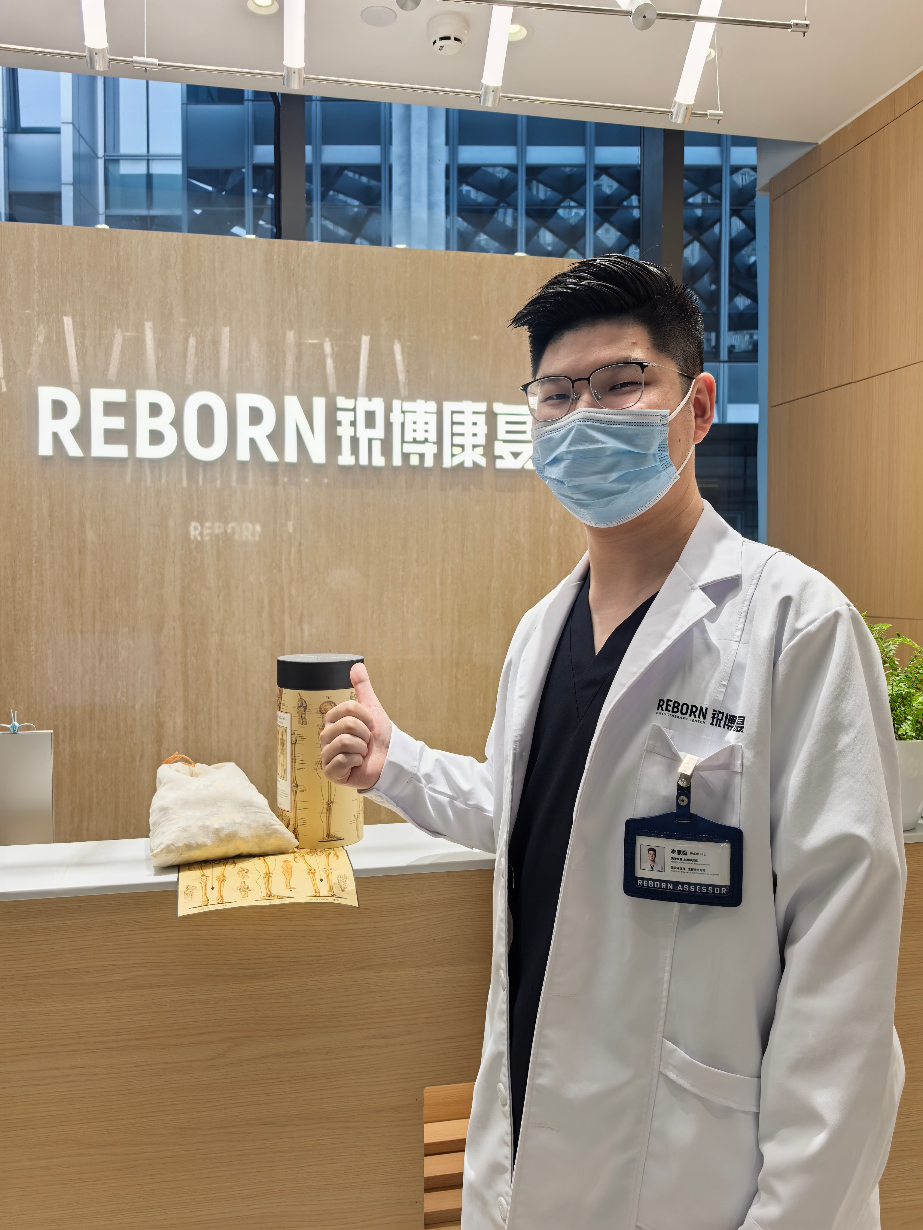 最近这不物理治疗师日+教师节，我们上海静安店的李老师，收到了一份特殊的小礼物——