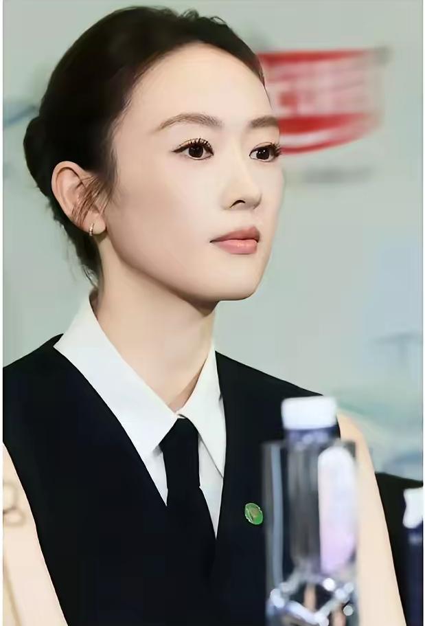 事实证明，嫁得好真的能改变命运。童谣，竟然成了白玉兰评委。与老戏骨陈宝国稳坐C位