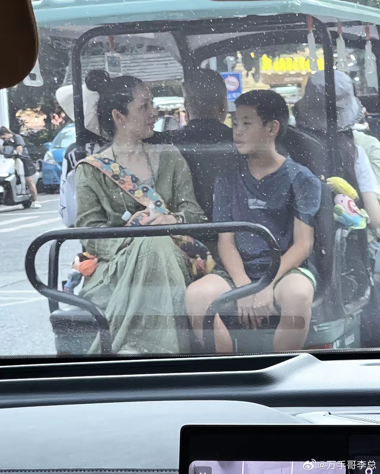 有网友在西双版纳街头偶遇郭碧婷，坐在她旁边的小男孩是她外甥！真美女，就是任性，她