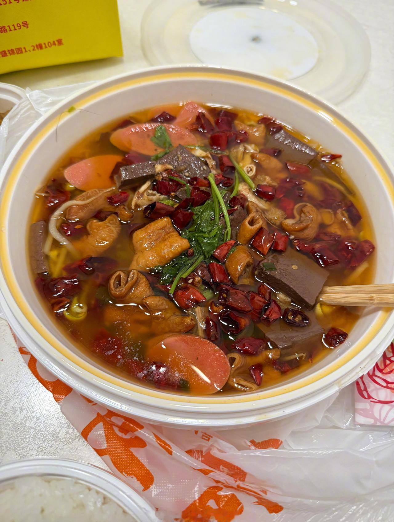 【温州这店吃出卷毛】有网友反馈，在温州这家店的餐品里吃出卷曲毛发，用餐体验极度糟