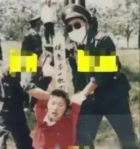 90时代，枪毙一名凶犯的当场，镜头中武警部队防护口罩遮脸，跪在地上的这名女人看起