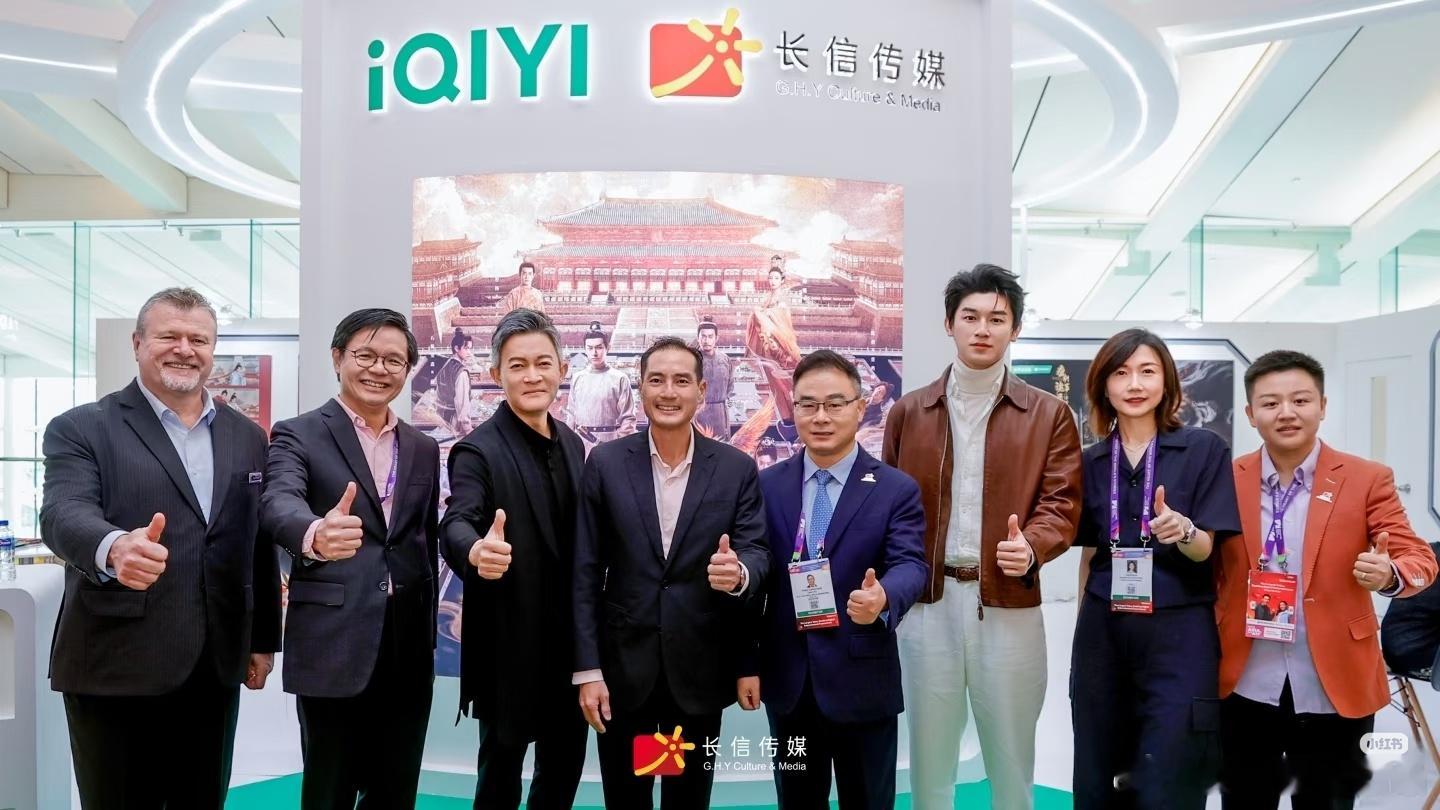 杨旭文在人群中合照还是挺出挑的。 