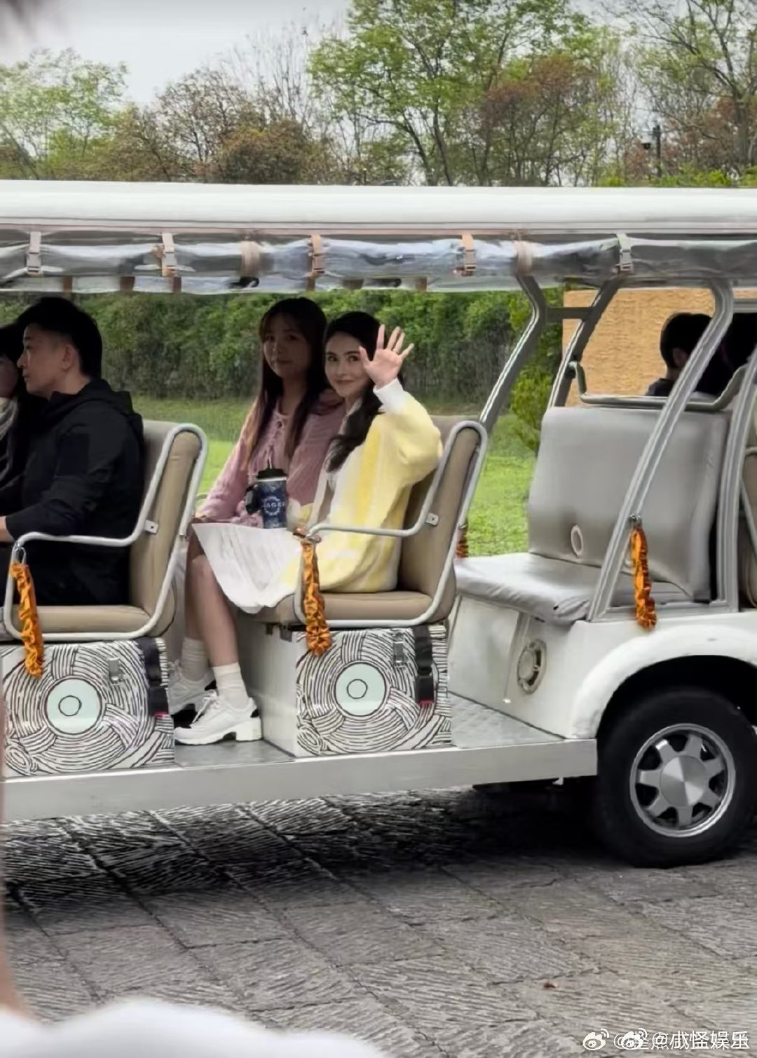 昆凌不愧是周杰伦严选昆凌也太有少女感了吧，偶遇时身穿白裙黄外套，温柔又元气，难怪