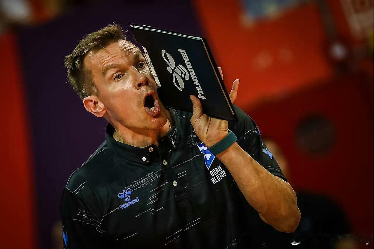 大阪蓝鸟首次参加男排世俱杯收获银牌，这是俱乐部历史性的成就。在芬兰人萨梅尔沃的带